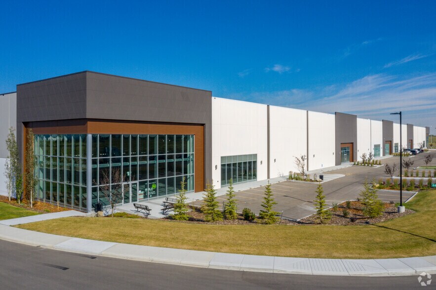 8655 38 St NE, Calgary, AB à louer - Photo de l’immeuble – Image 2 sur 3