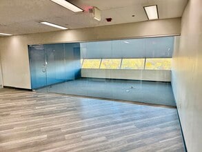 18000 W 9 Mile Rd, Southfield, MI à louer Photo intérieure– Image 2 sur 5