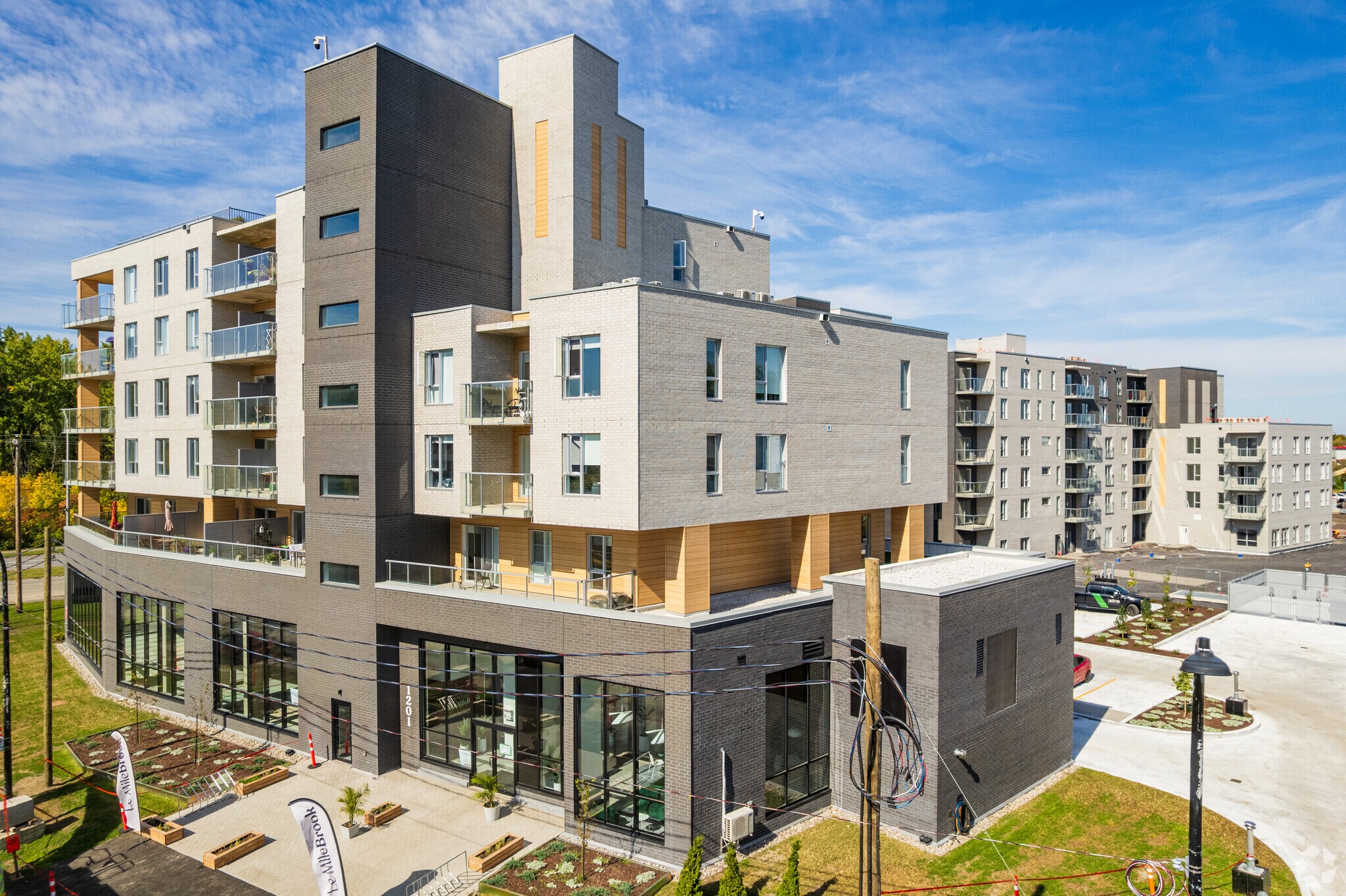 15792 Rue Sherbrooke E, Montréal, QC à louer Photo principale– Image 1 sur 5