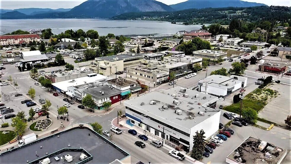 310 Hudson Ave NE, Salmon Arm, BC à vendre - Photo de l’immeuble – Image 3 sur 3