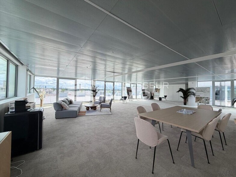 Bureau dans Suresnes à louer - Photo de l’immeuble – Image 1 sur 12