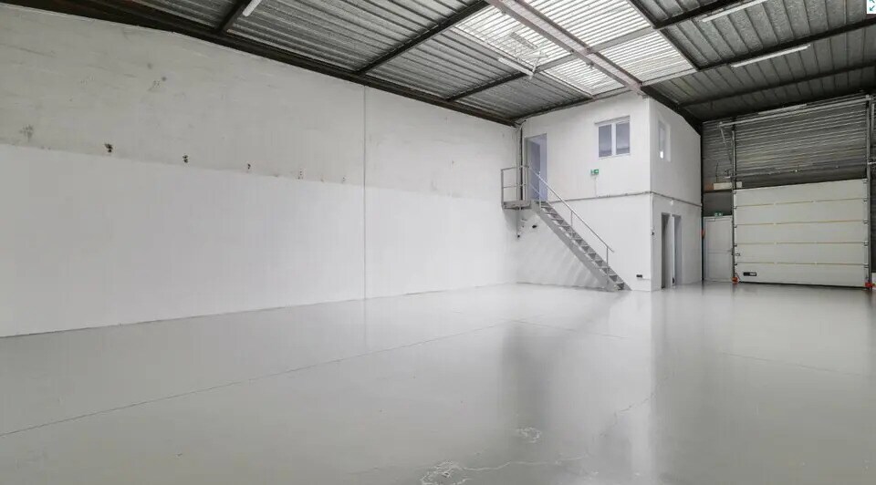 Local d’activités dans SAINT-OUEN-L'AUMONE à louer - Photo de l’immeuble – Image 2 sur 6