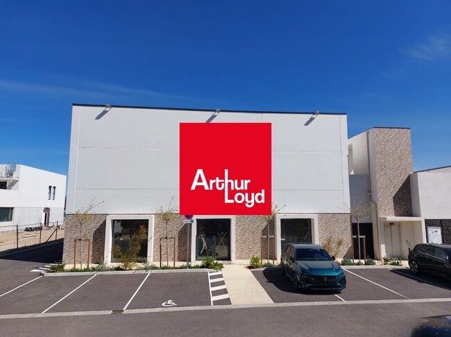 Plus de détails pour Avenue Léon Amic, Cuers - Local commercial à louer