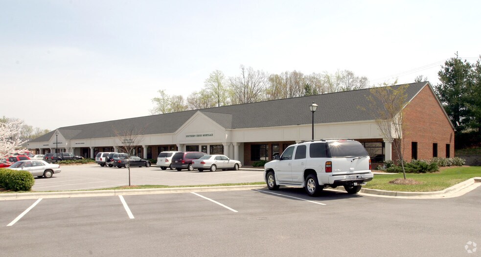 1022 Hutton Ln, High Point, NC à louer - Photo de l’immeuble – Image 2 sur 26