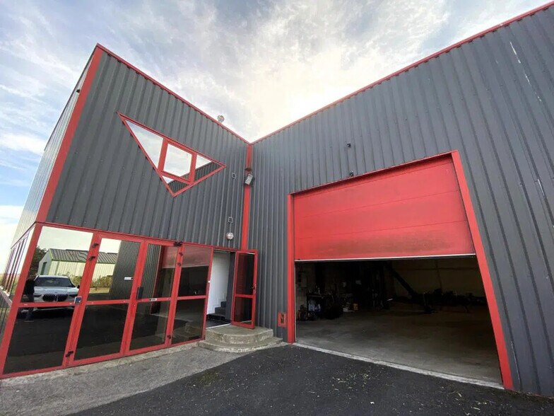Local d'activités dans Angerville à vendre - Photo de l’immeuble – Image 3 sur 13