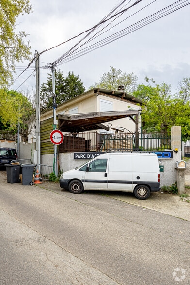 115 Chemin De Pressin, Saint-Genis-Laval à vendre - Photo de l’immeuble – Image 2 sur 2