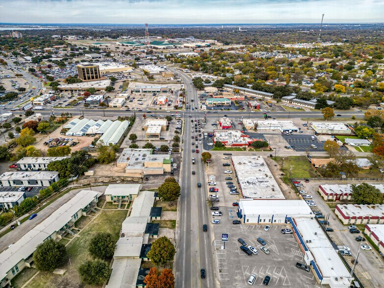 929-941 Lake Air Dr, Waco, TX à louer - Photo de l’immeuble – Image 3 sur 7