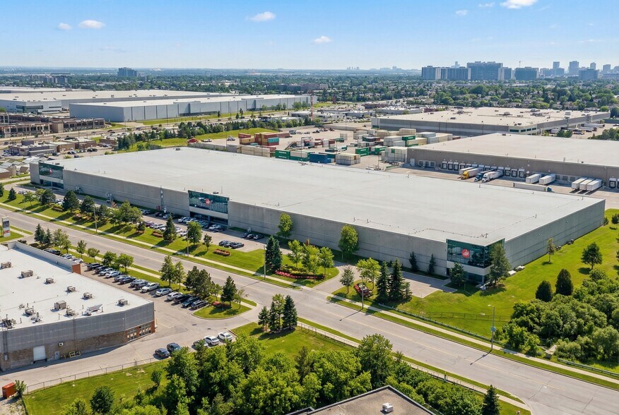 200 Chrysler Dr, Brampton, ON à louer - Photo de l’immeuble – Image 2 sur 5