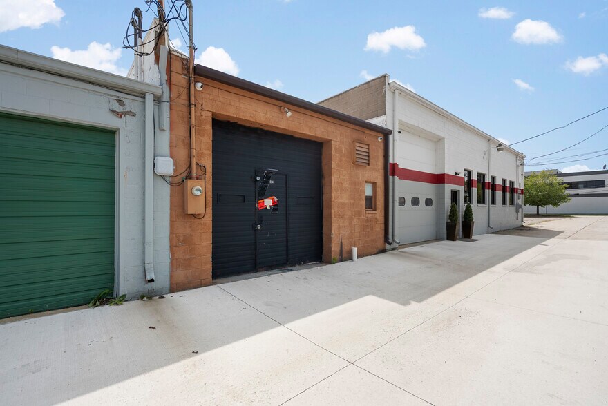 1006 W 14 Mile Rd, Clawson, MI à louer - Photo de l’immeuble – Image 3 sur 19