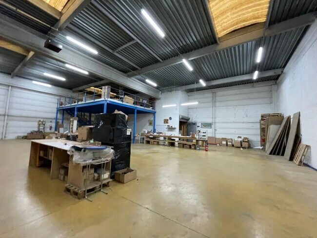 Plus de détails pour Local d'activités à louer