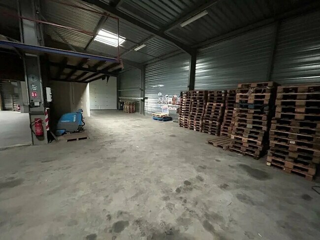 Plus de détails pour Local d'activités à louer