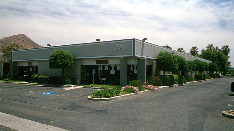 1285 Columbia Ave, Riverside, CA à louer - Photo de l’immeuble – Image 2 sur 5