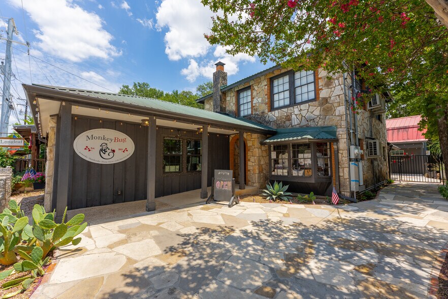 310 Wimberley Sq, Wimberley, TX à vendre - Photo de l’immeuble – Image 2 sur 32