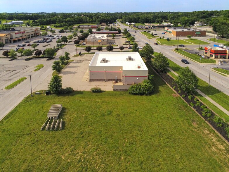 610 S Commercial St, Harrisonville, MO à louer - Photo de l’immeuble – Image 2 sur 3
