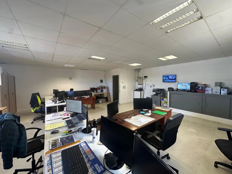 Local d’activités dans Rognac à louer - Photo de l’immeuble – Image 2 sur 16