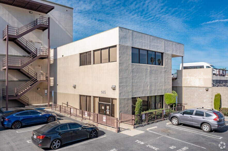 133-145 N Altadena Dr, Pasadena, CA à louer - Photo de l’immeuble – Image 3 sur 6