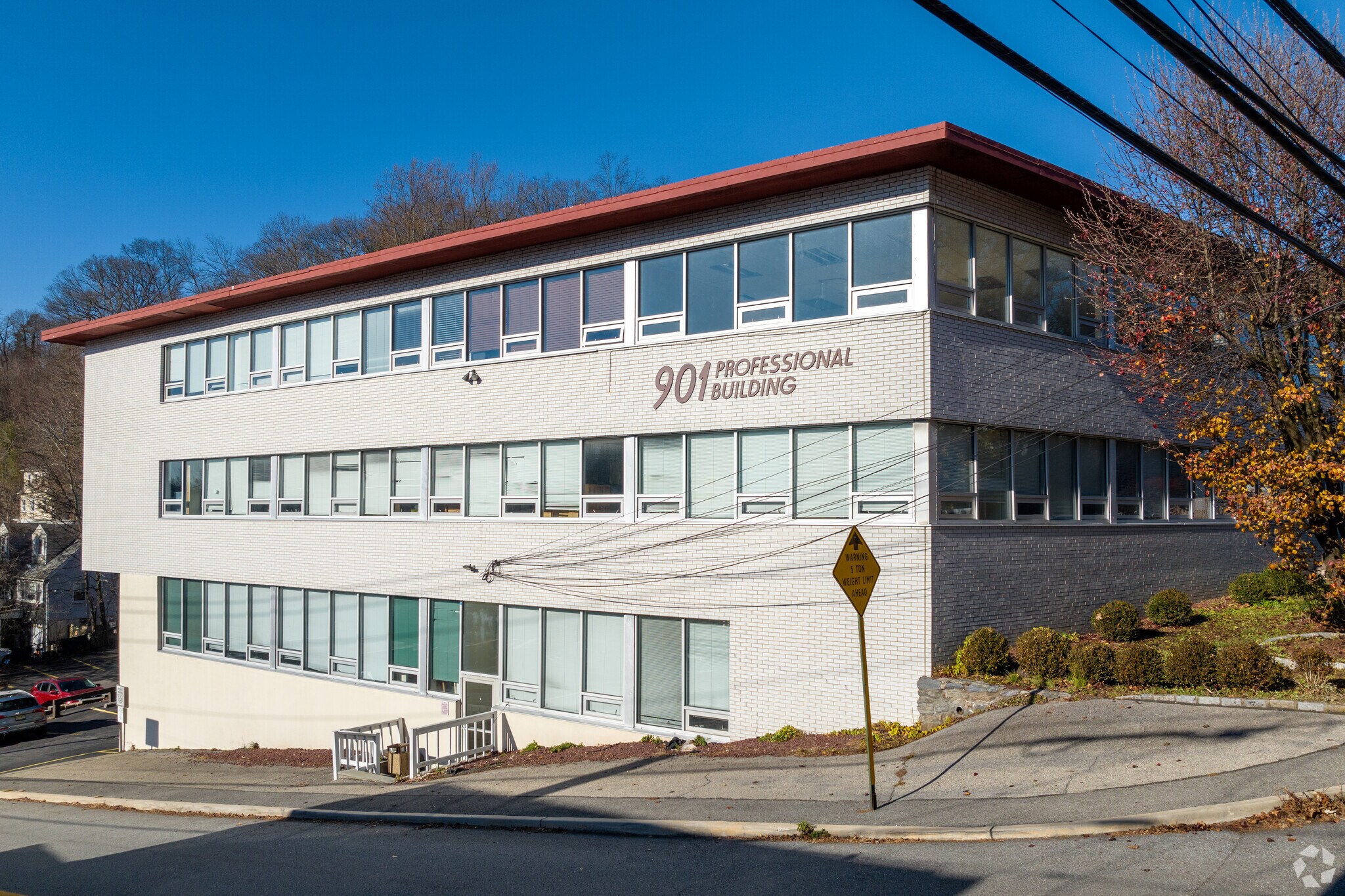 901 N Broadway, North White Plains, NY à louer Photo de l’immeuble– Image 1 sur 7