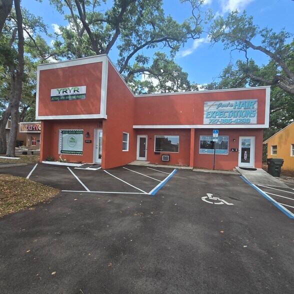 700 E Bay Dr, Largo, FL à louer - Photo de l’immeuble – Image 2 sur 2