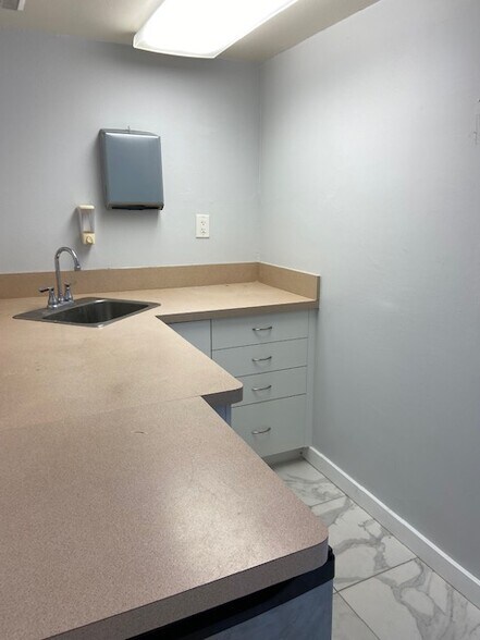 2015 S Tuttle Ave, Sarasota, FL à louer - Photo de l’immeuble – Image 3 sur 10