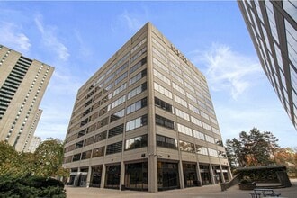 45 Sheppard Ave E, Toronto, ON à louer Photo de l’immeuble– Image 1 sur 29