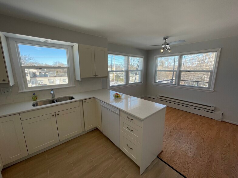 215 N Waukegan Rd, Lake Bluff, IL à vendre - Photo intérieure – Image 2 sur 56