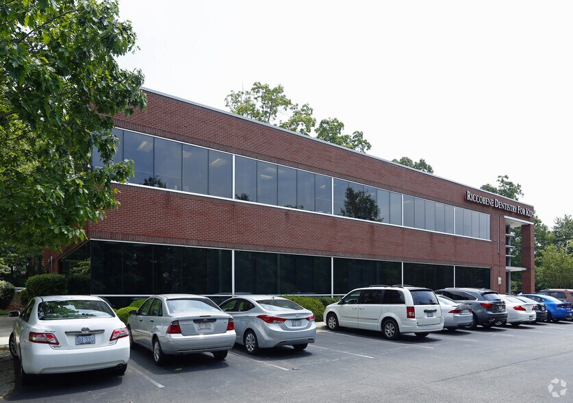 1000 Crescent Green Dr, Cary, NC à louer - Photo de l’immeuble – Image 2 sur 22