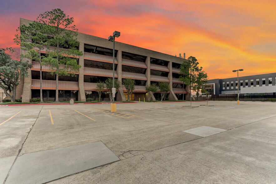 8200 Wednesbury Ln, Houston, TX à louer - Photo de l’immeuble – Image 2 sur 19