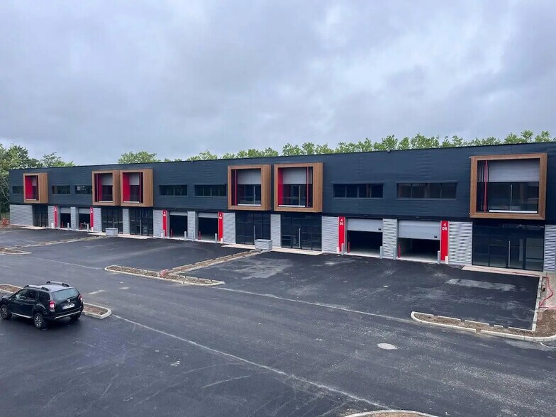 Local d’activités dans Éragny à louer - Photo de l’immeuble – Image 2 sur 22