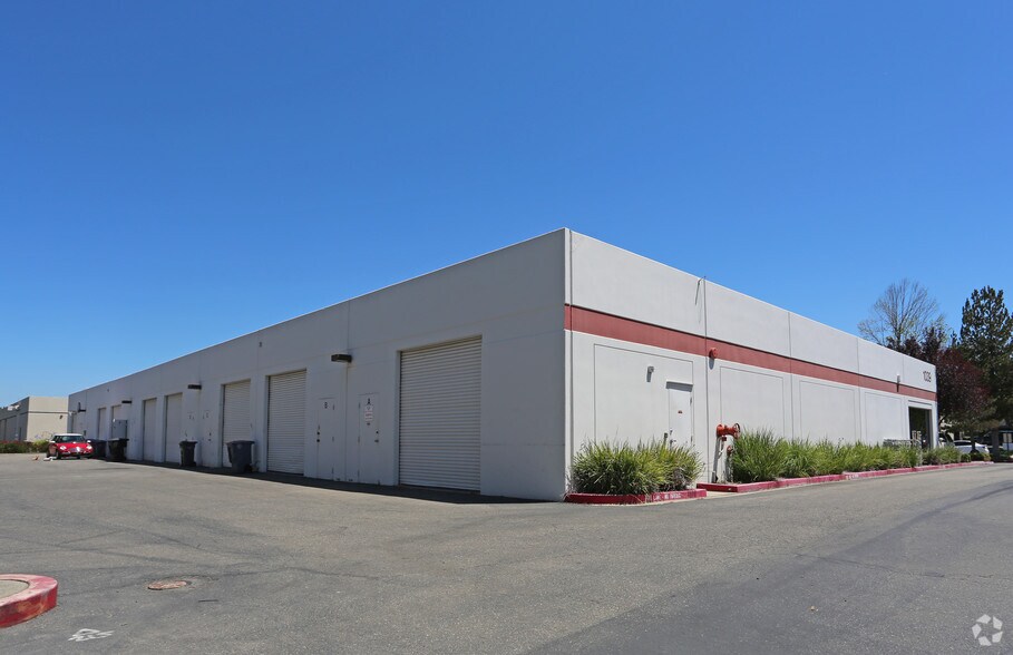 1039 Serpentine Ln, Pleasanton, CA à louer - Photo de l’immeuble – Image 3 sur 12