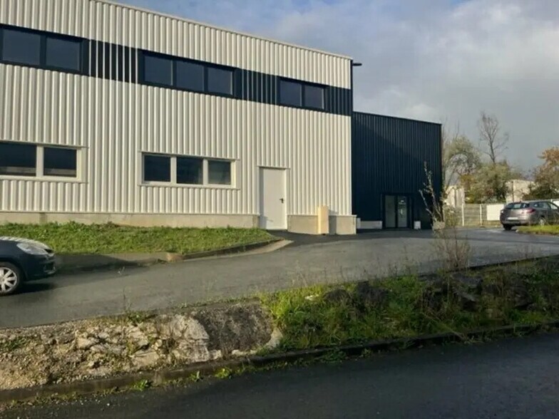 Local d’activités dans Montussan à louer - Photo de l’immeuble – Image 3 sur 4