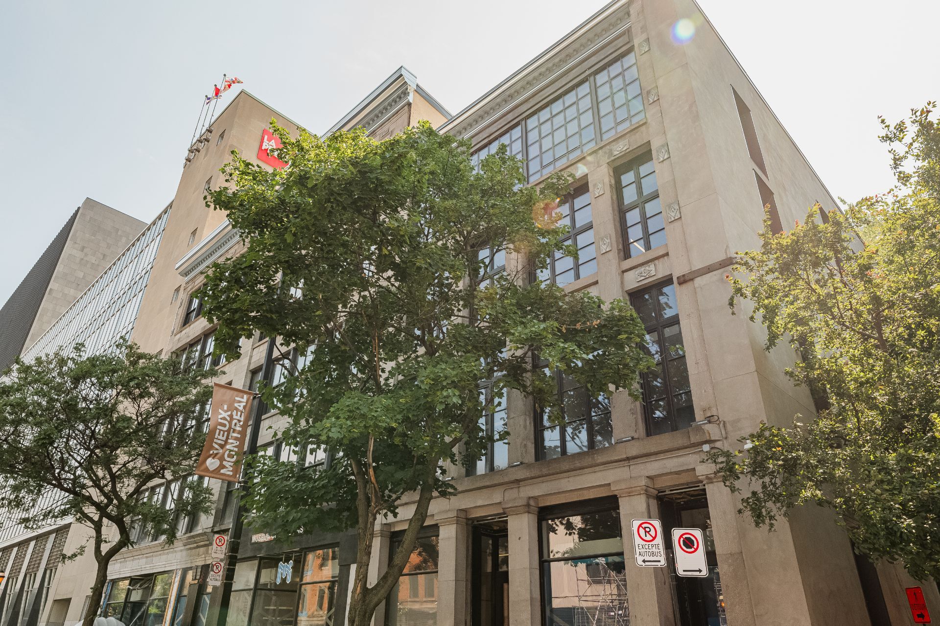 54B Rue Saint-Antoine O, Montréal, QC à louer Photo de l’immeuble– Image 1 sur 4