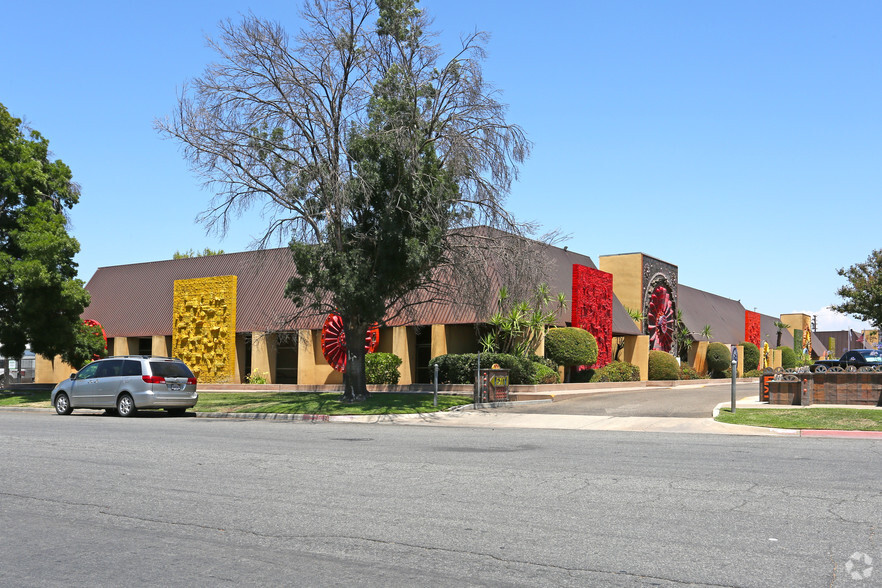 5661 E Shields Ave, Fresno, CA à louer - Photo principale – Image 2 sur 19