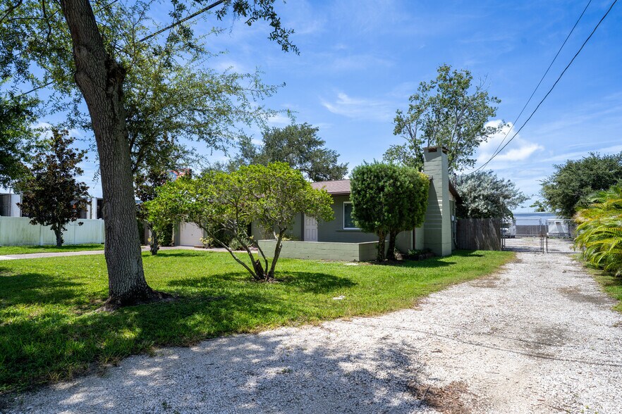 883 Southwind Ln, Largo, FL à vendre - Photo de l’immeuble – Image 3 sur 28