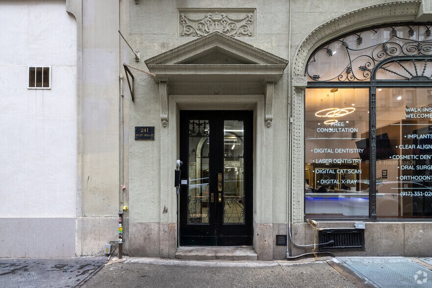 241 W 30th St, New York, NY à louer - Photo de l’immeuble – Image 3 sur 6