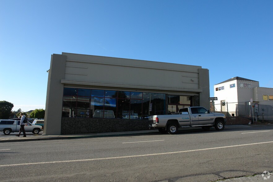 737 G St, Arcata, CA à vendre - Photo principale – Image 1 sur 14