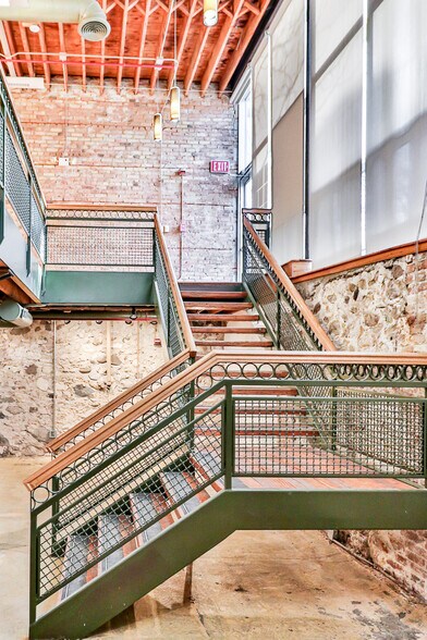 168 E Highland Ave, Elgin, IL à louer - Photo de l’immeuble – Image 2 sur 9