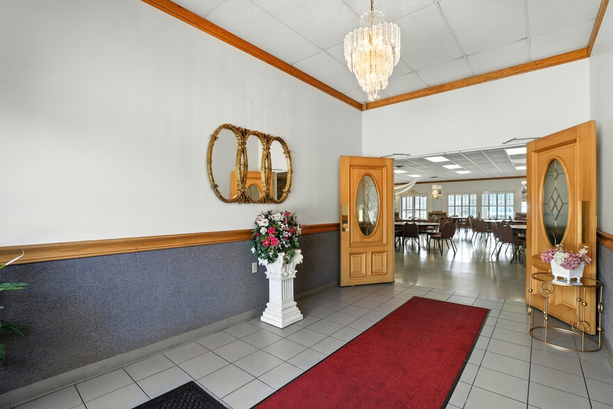 Rosewood Place, Rosebud Party Center portefeuille de 3 biens à vendre sur LoopNet.fr - Photo intérieure – Image 2 sur 27