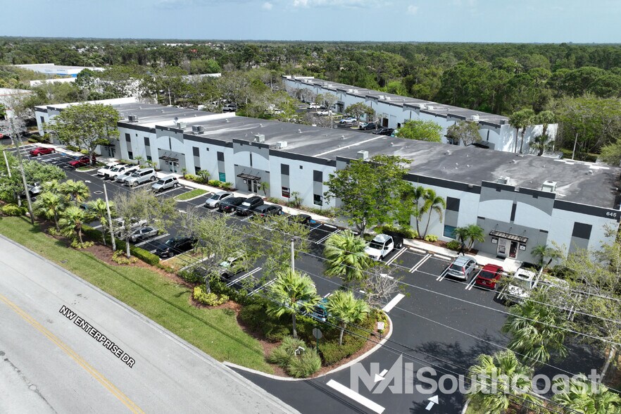 645 NW Enterprise Dr, Port Saint Lucie, FL à louer - Photo de l’immeuble – Image 1 sur 9