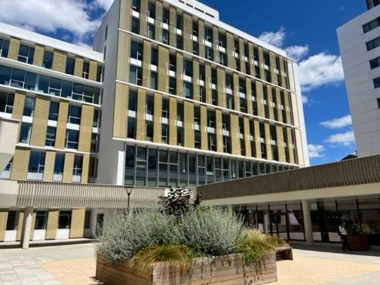 3 Avenue Du Centre, Guyancourt à louer - Photo de l’immeuble – Image 1 sur 12