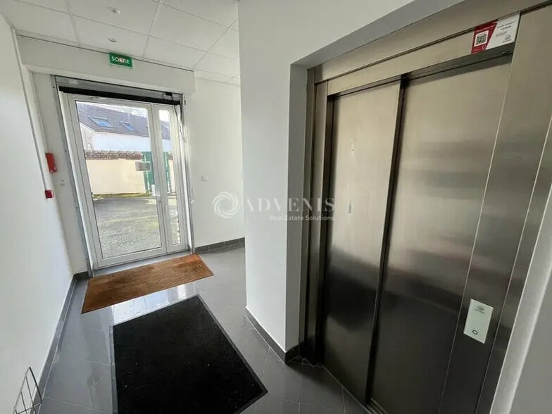 Bureau dans Dammarie-les-Lys à vendre - Hall d’entrée – Image 3 sur 12