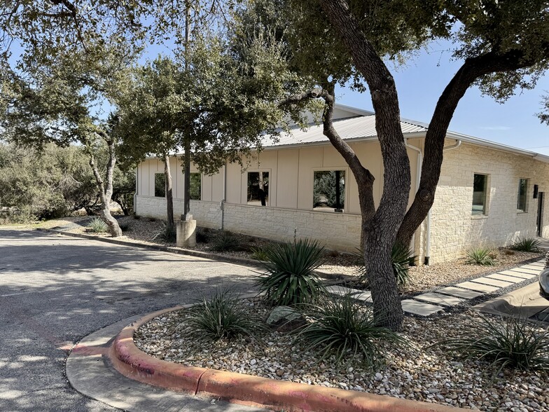2440 E Highway 290, Dripping Springs, TX à louer - Photo de l’immeuble – Image 1 sur 11