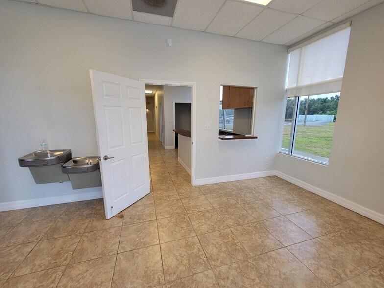 18316 Murdock Cir, Port Charlotte, FL à louer - Hall d’entrée – Image 3 sur 6