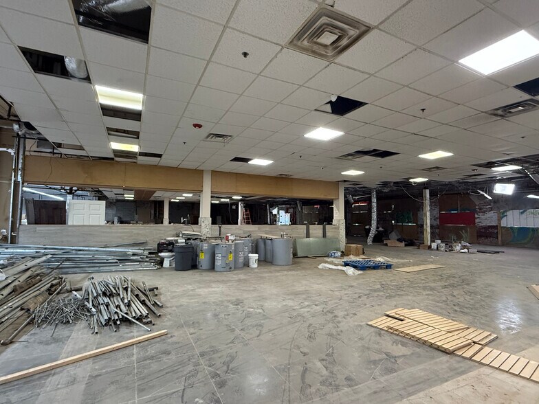 8202 45th Ave, Elmhurst, NY à louer - Photo de l’immeuble – Image 3 sur 8