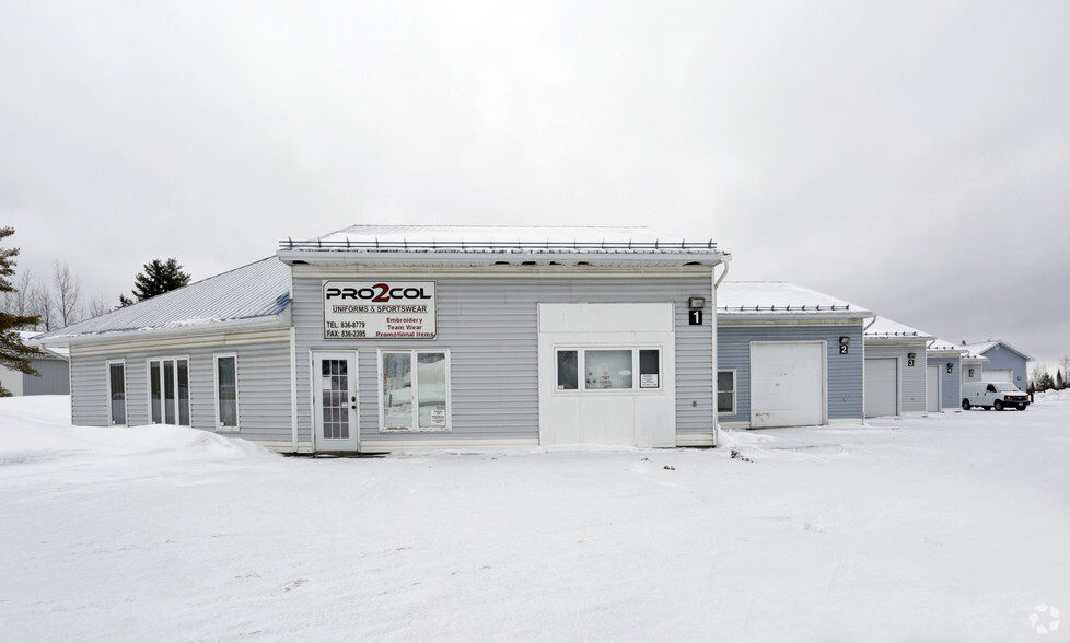247 Westbrook Rd, Ottawa, ON à louer - Photo principale – Image 2 sur 4