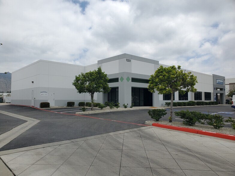 1321 W Foothill Blvd, Azusa, CA à louer - Photo de l’immeuble – Image 2 sur 3