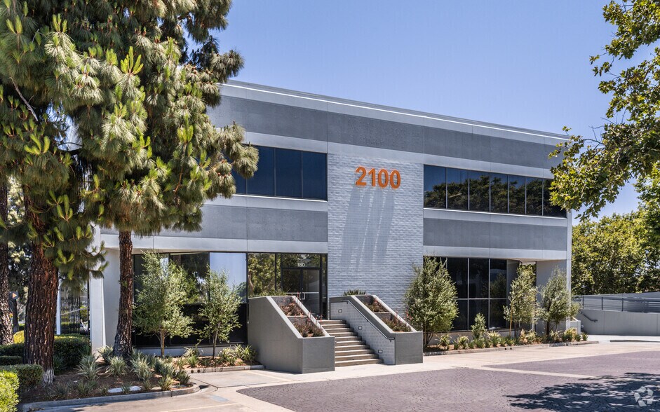 2100 W Orangewood Ave, Orange, CA à vendre - Photo de l’immeuble – Image 3 sur 13