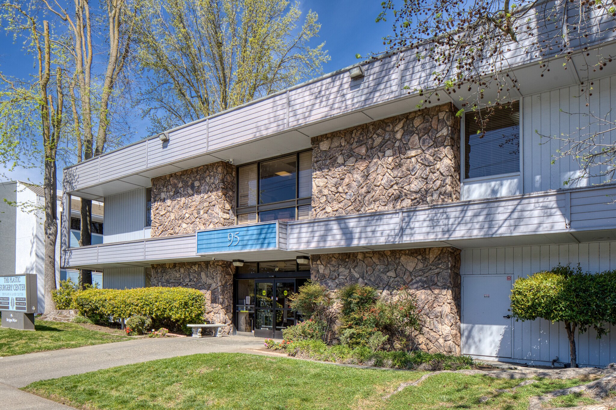 95 Scripps Dr, Sacramento, CA à vendre Photo principale– Image 1 sur 9