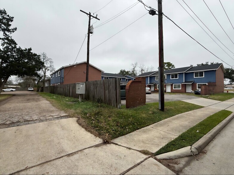 1904 Mustang Rd, Alvin, TX à vendre - Photo de l’immeuble – Image 3 sur 7