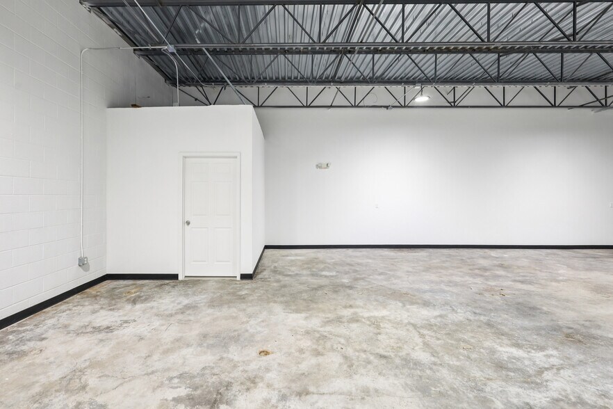 1105 Colorado Ln, Arlington, TX à louer - Photo de l’immeuble – Image 3 sur 9