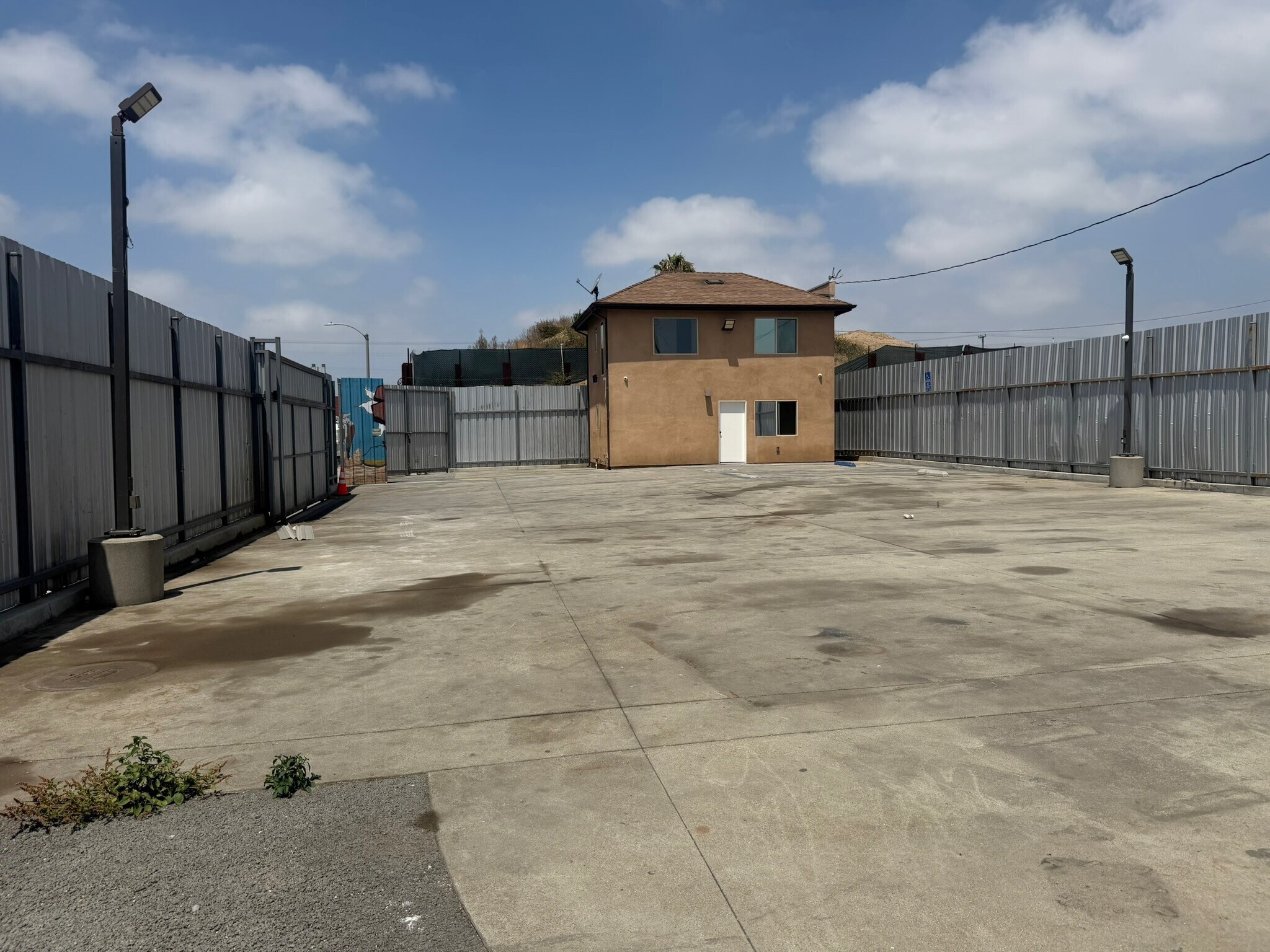 413 W 131st St, Los Angeles, CA à louer Photo de l’immeuble– Image 1 sur 9